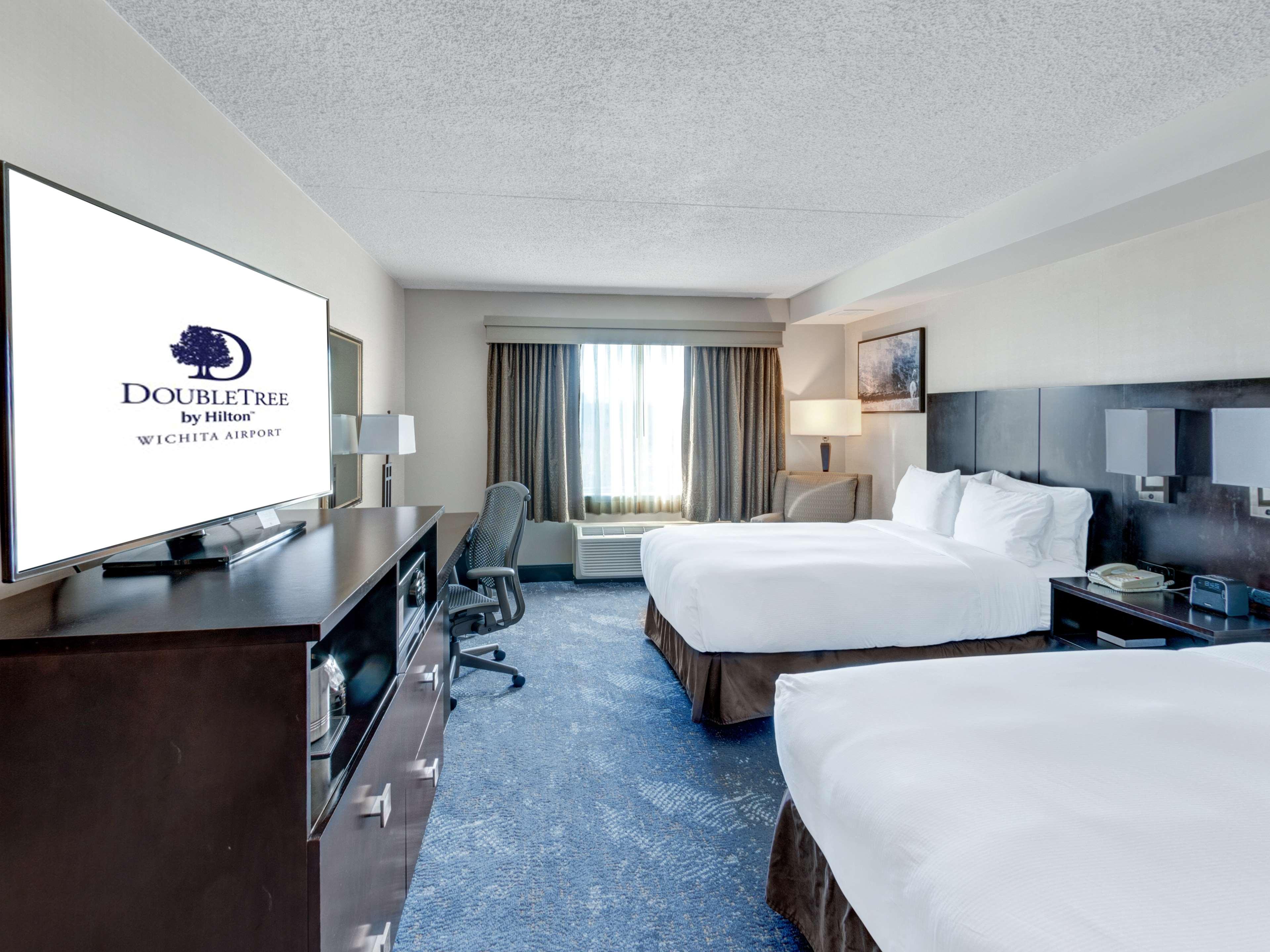 Doubletree By Hilton Wichita Airport Hotel Exterior photo