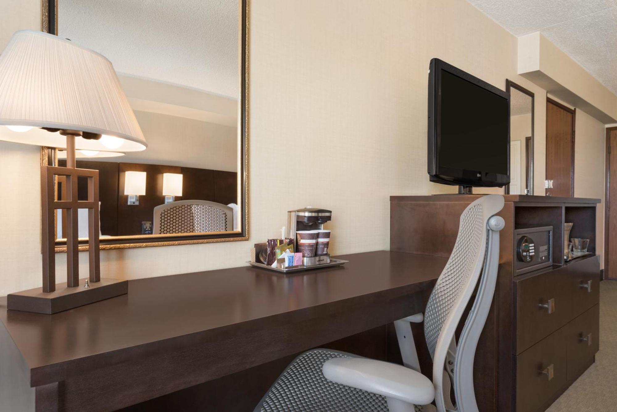 Doubletree By Hilton Wichita Airport Hotel Exterior photo