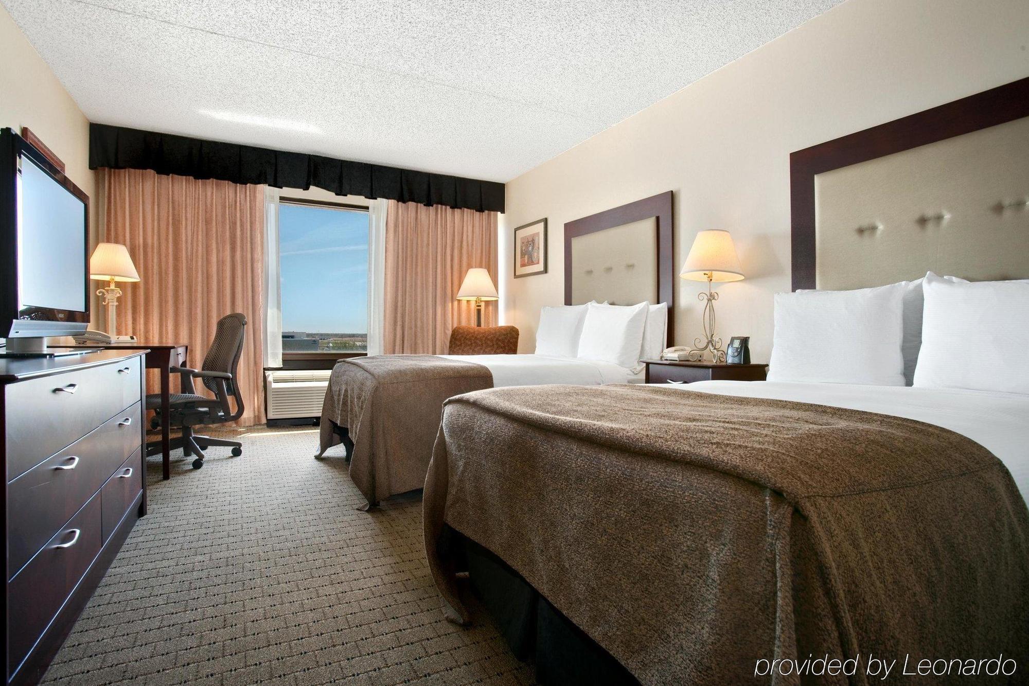 Doubletree By Hilton Wichita Airport Hotel Room photo
