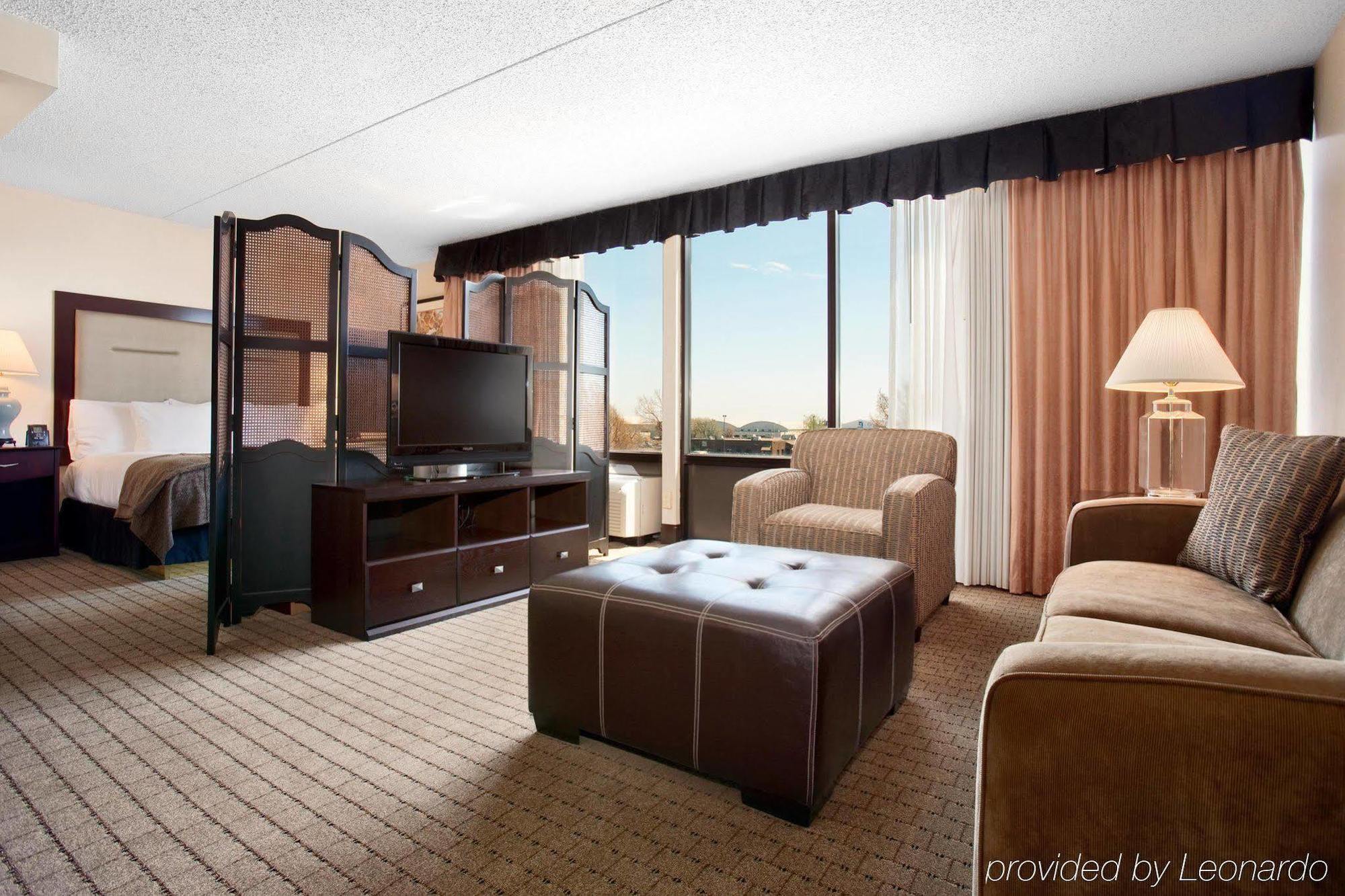 Doubletree By Hilton Wichita Airport Hotel Room photo