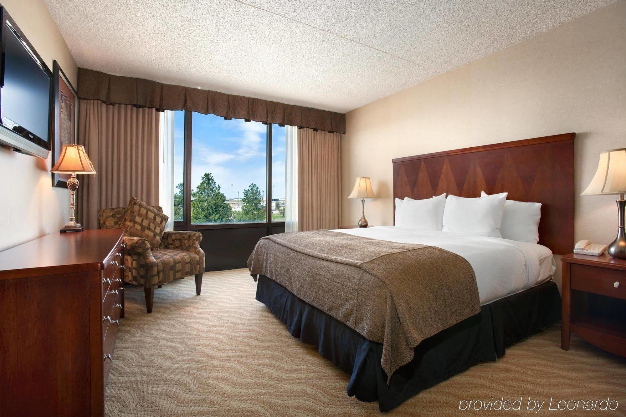 Doubletree By Hilton Wichita Airport Hotel Exterior photo