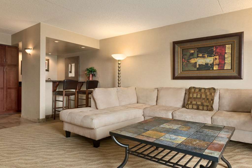 Doubletree By Hilton Wichita Airport Hotel Exterior photo